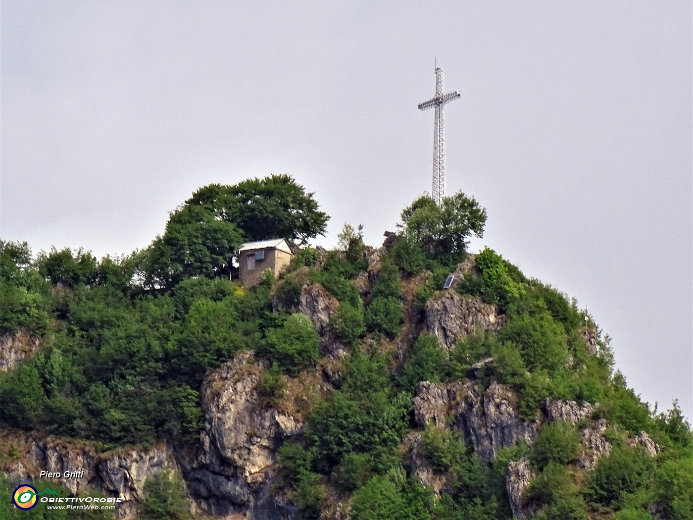 36 Zoom  sulla cima del Monte Zucco con la croce.JPG -                                